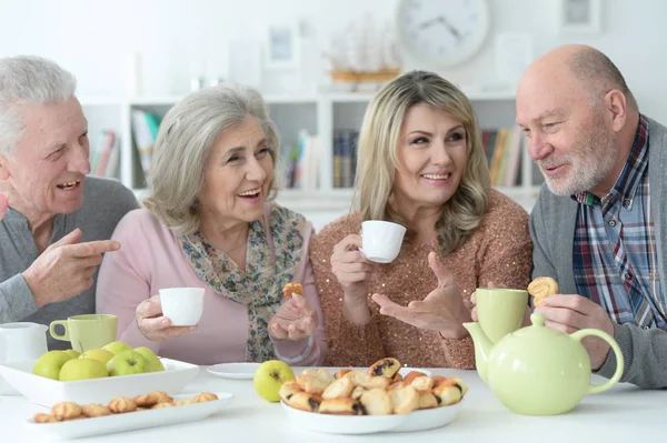 Twee Senioren Stellen Die Thee Drinken — Stockfoto