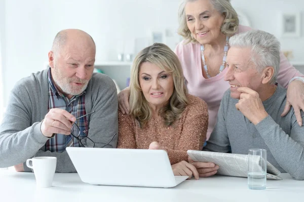 Äldre par läsa tidningen — Stockfoto