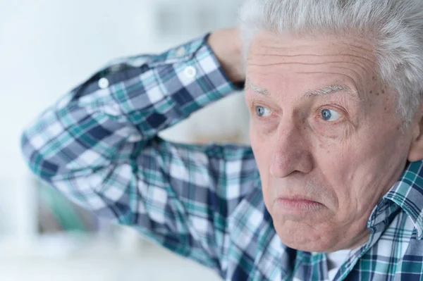 悲しいの年配の男性は自宅の肖像画 — ストック写真