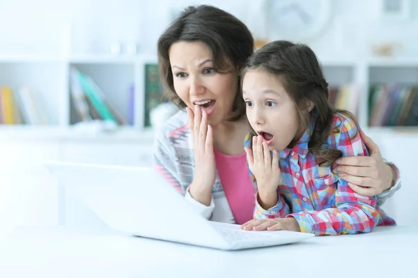 Mother and daughter using laptop — Stock Photo, Image
