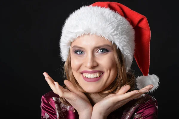 Porträtt Ung Vacker Kvinna Santa Hatt Poserar Mörk Bakgrund — Stockfoto