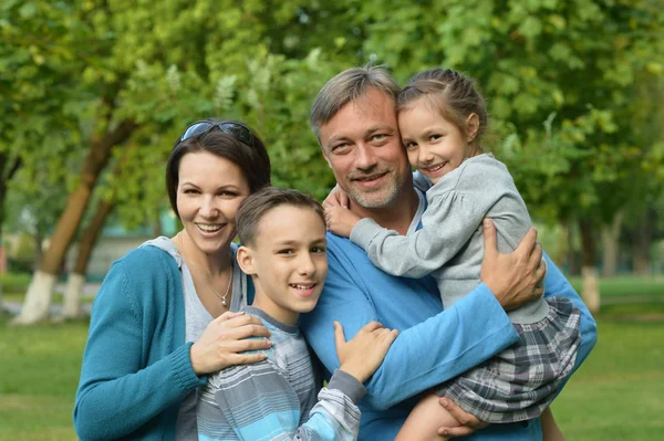 Gelukkig gezin in park — Stockfoto