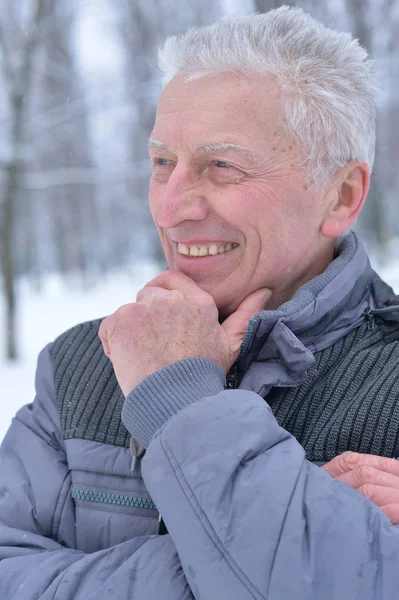 年配の男性に立って屋外で冬を笑顔の肖像画 — ストック写真