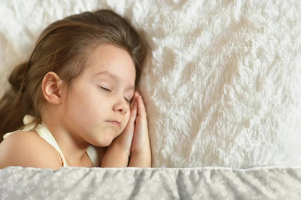 Meisje slapen in bed — Stockfoto