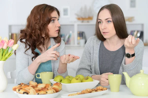 Zwei Lächelnde Freundinnen Sitzen Tisch Und Trinken Tee — Stockfoto