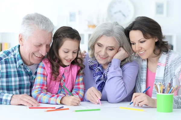 Grande Família Com Bonito Menina Fazendo Lição Casa Juntos — Fotografia de Stock