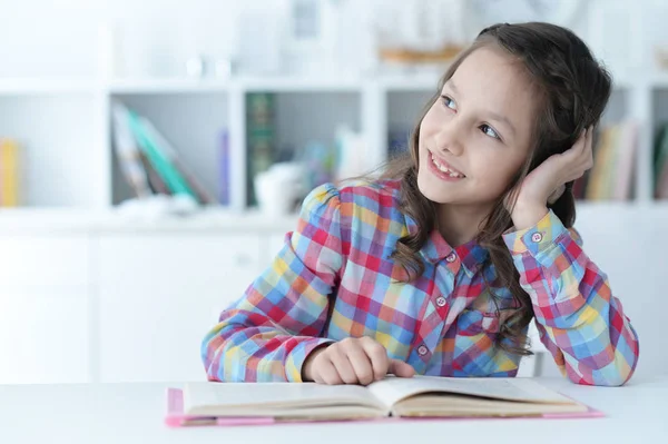작은 귀여운 여자 읽기 책 — 스톡 사진