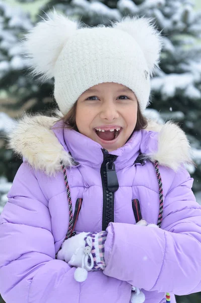 Gelukkig Lachend Meisje Poseren Buiten Winter — Stockfoto