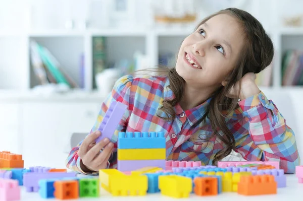 Ragazza che gioca con blocchi di plastica — Foto Stock