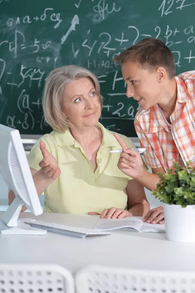 Rijpe Leraar Werken Met Leerling Van Klas — Stockfoto