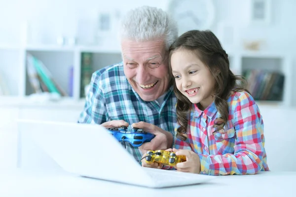 Senior man met laptop — Stockfoto