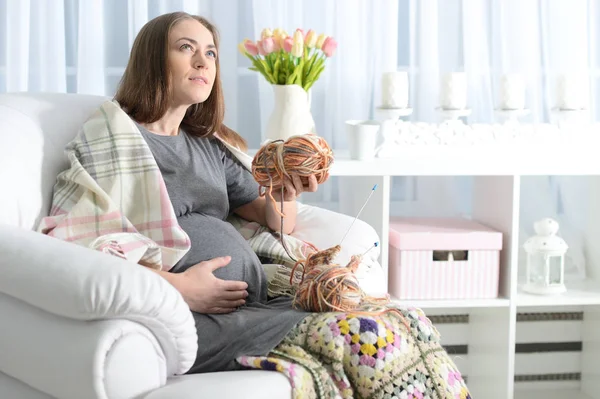 Hermosa Mujer Embarazada Sentada Sillón Con Hilo —  Fotos de Stock
