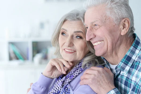 Feliz pareja de ancianos en casa —  Fotos de Stock