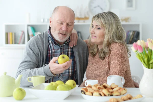 Gelukkige Senior Paar Zit Aan Keukentafel Het Drinken Van Thee — Stockfoto