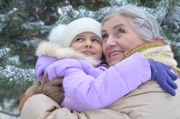 Abuela con nieta sonriendo — Foto de Stock