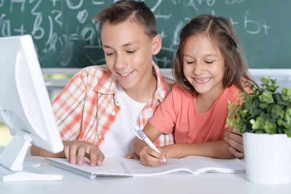 Två Elever Arbetar Tillsammans Dator Klass — Stockfoto