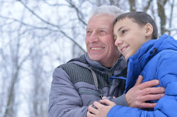 Portrait Homme Âgé Souriant Garçon Debout Extérieur Hiver — Photo