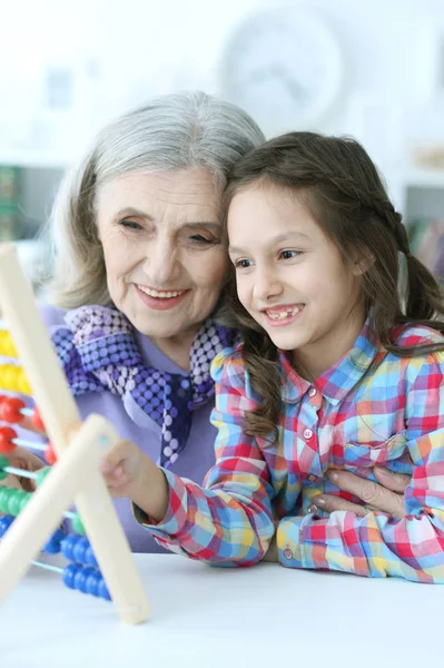 Mutter lehrt Tochter, Abakus zu benutzen — Stockfoto