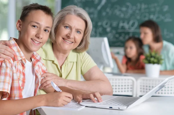 Profesores Que Trabajan Con Alumnos Clases Informática —  Fotos de Stock