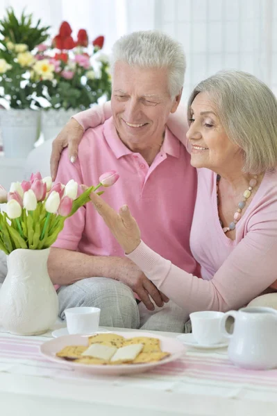 Feliz Pareja Ancianos Bebiendo Con Galletas —  Fotos de Stock