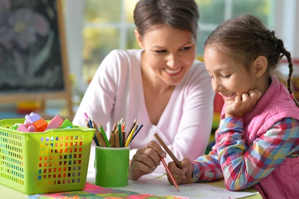 Moeder en dochter tekenen met potloden — Stockfoto
