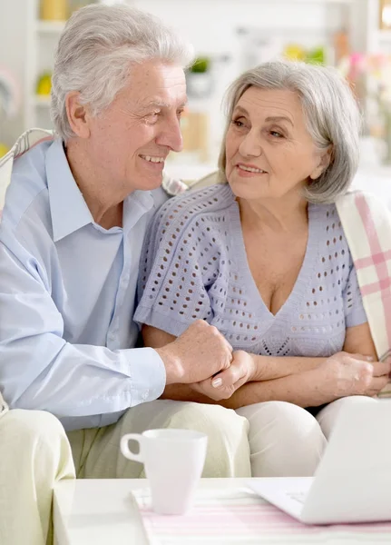 Portrait Heureux Beau Couple Personnes Âgées Utilisant Ordinateur Portable Maison — Photo