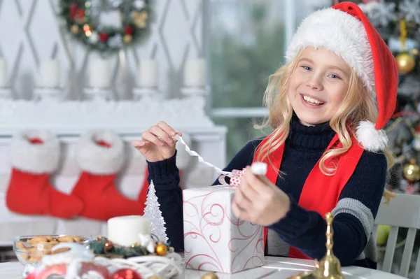 Retrato Menina Feliz Santa Chapéu Sentado Com Presente Natal — Fotografia de Stock