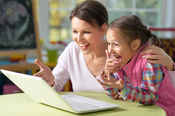 Porträtt Lycklig Mor Och Dotter Med Bärbar Dator — Stockfoto