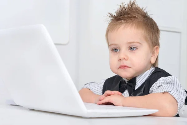 Lindo Niño Con Computadora Sentado —  Fotos de Stock