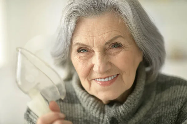 Seniorin Inhaliert Vor Dunklem Hintergrund — Stockfoto