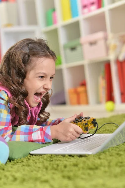 Χαριτωμένο Μικρό Κορίτσι Παίζει Βίντεο Παιχνίδι — Φωτογραφία Αρχείου