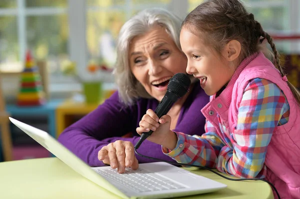 Senior Vrouw Met Kleindochter Zingen Karaoke Met Laptop — Stockfoto
