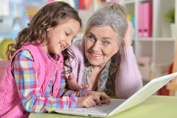 Retrato Abuela Hija Feliz Usando Ordenador Portátil —  Fotos de Stock