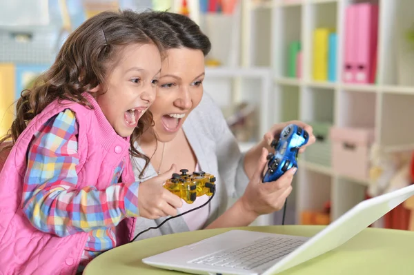 Portret Van Gelukkige Moeder Dochter Speelspel Laptop — Stockfoto