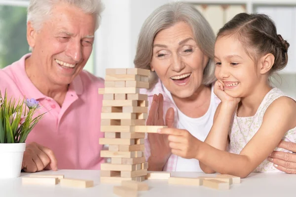 Les Grands Parents Jouent Avec Petite Fille — Photo