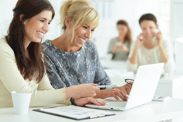 Hermosas Mujeres Negocios Que Trabajan Oficina — Foto de Stock