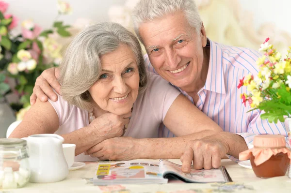 Happy Senior Couple Drinking Tea Reading Magazine — Stock Photo, Image