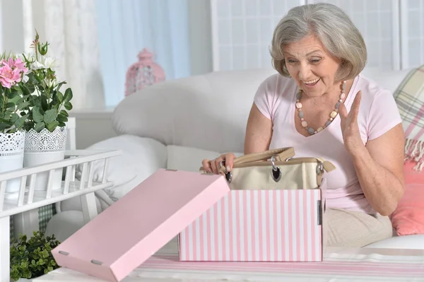 Glückliche Seniorin Porträt Mit Neuer Tasche Auf Geschenkbox Hause — Stockfoto