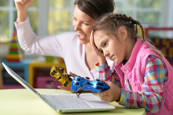 Boldog Anya Lánya Játék Laptop Portréja — Stock Fotó