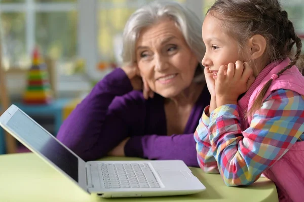 Portret Szczęśliwy Babki Córki Pomocą Laptopa — Zdjęcie stockowe