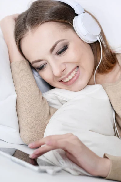 Joven Hermosa Mujer Escuchando Música Sofá Casa —  Fotos de Stock