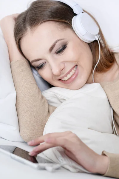 Jovem Bela Mulher Ouvindo Música Sofá Casa — Fotografia de Stock