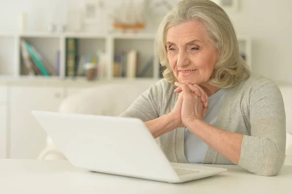 Sonriente Mujer Mayor Utilizando Ordenador Portátil — Foto de Stock