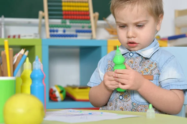 Niedlicher Kleiner Junge Spielt Hause Oder Kindergarten Mit Spielzeug — Stockfoto