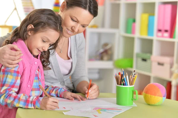 Mãe Filha Sentadas Mesa Desenhando Com Lápis — Fotografia de Stock