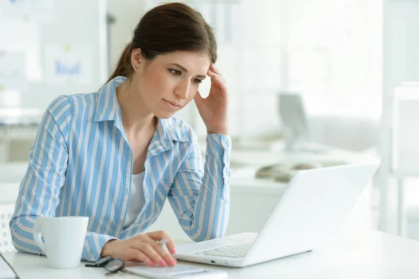 Young Attractive Woman Working Laptop Office — Stock Photo, Image