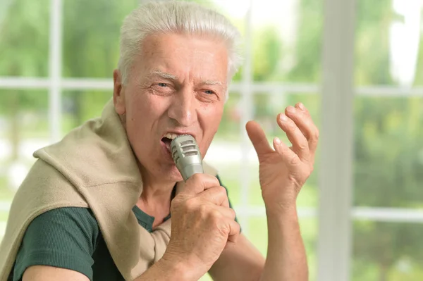 Podekscytowany Mężczyzna Starszy Trzyma Mikrofon — Zdjęcie stockowe
