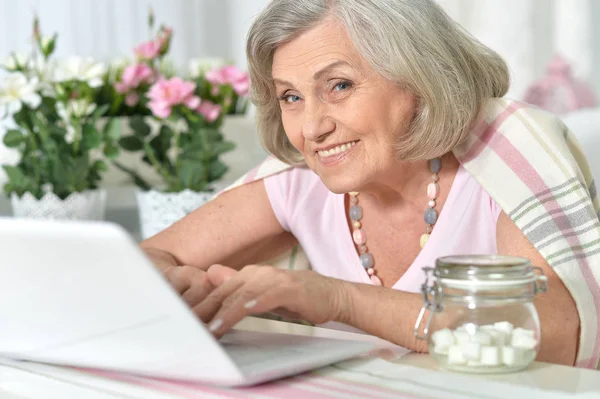 Senior Vrouw Werken Met Laptop Thuis — Stockfoto