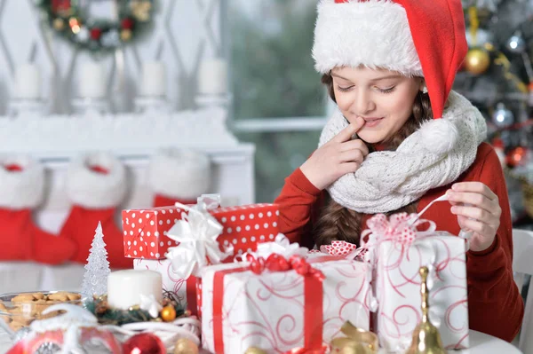 Retrato Chica Feliz Sombrero Santa Sentado Con Regalos Navidad — Foto de Stock