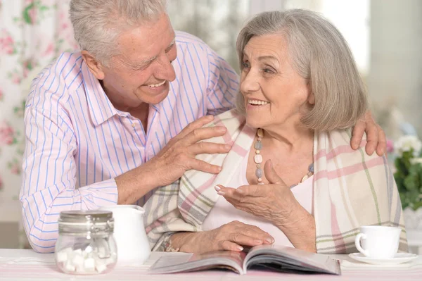 Lyckliga Äldre Par Dricka Och Läsa Tidningen — Stockfoto
